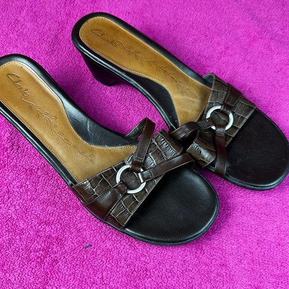 Clarks slides sandals Barely Worn 9M  | Leather Sandals (used) - Picture 9 of 9